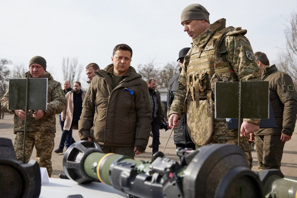 Tổng thống Ukraine Zelensky thị sát tên lửa chống tăng Javelin do Mỹ viện trợ (ảnh: CNN)