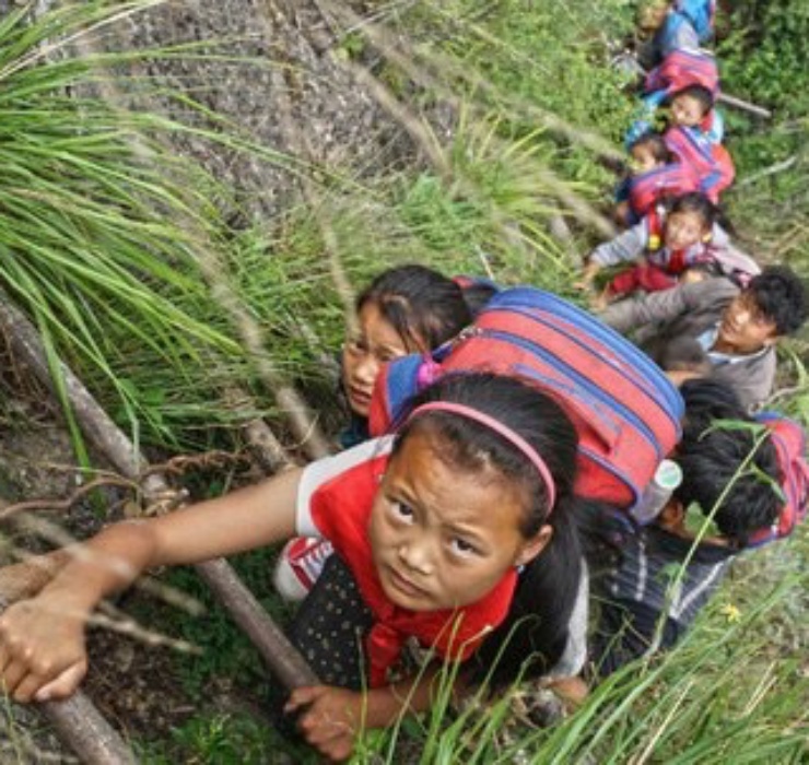 Và chẳng riêng gì ở nước ngoài, ngay tại huyện Phù Yên, tỉnh Sơn La nước ta cũng có những đứa trẻ chừng 15 - 16 tuổi thường leo lên vách đá chênh vênh cao hơn 100m để kiếm sống.&nbsp;
