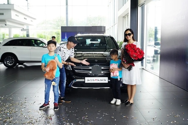 Đầu năm 2021, Hứa Minh Đạt và bà xã tiếp tục tậu chiếc xe thứ hai trị giá hơn 1 tỷ đồng.
