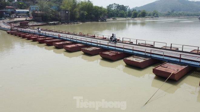 Do lắp đặt thủ công, tạm bợ, sau nhiều lần cải tạo, nâng cấp, từ cầu gỗ đến nay sau gần 50 năm tồn tại, cầu phao Vòm hiện đã được làm bằng sắt, thép. Các phao sắt nổi được giữ cố định bằng những sợi thép giằng buộc đơn sơ.