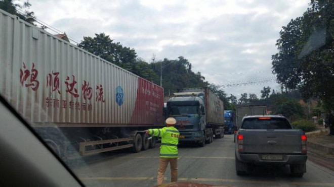 Lực lượng CSGT Lạng Sơn phân luồng phương tiện đến các cửa khẩu.