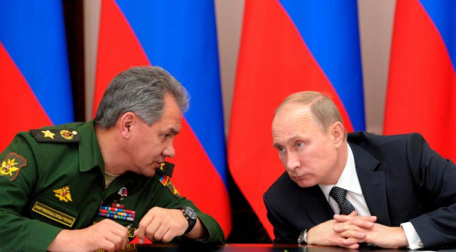 Bộ trường Quốc phòng Nga Sergei Shoigu và Tổng thống Nga Putin. Ảnh: AP