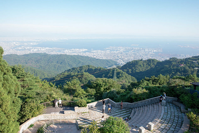 Núi Rokko là đỉnh cao nhất trong dãy Rokko, mang lại khung cảnh xanh mát dễ chịu cho toàn bộ thành phố Kobe. Từ trên đỉnh núi, bạn có thể ngắm nhìn toàn cảnh vùng Hanshin đã đô thị hóa phần lớn (bao gồm cả Kobe và Osaka), và cảnh hoàng hôn tuyệt đẹp từ trên cao.
