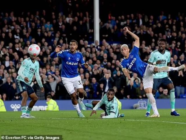 Video bóng đá Everton - Leicester City: Thoát hiểm phút 90+2 (Đá bù vòng 18 Ngoại hạng Anh)