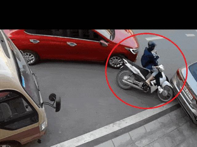 Clip: Thót tim lái xe máy va chạm ô tô, ngã trước đầu xe