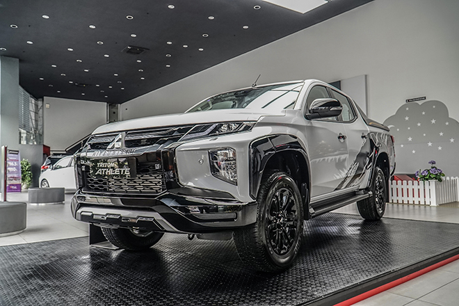 Mitsubishi Triton car price rolled in April 2022, valuable gift offer - 5