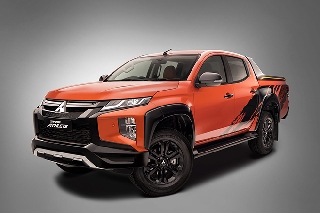 Price of Mitsubishi Triton car rolling in April 2022, valuable gift offer - 4