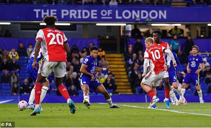 Smith Rowe dứt điểm khá quyết đoán để tái lập thế dẫn bàn cho Arsenal