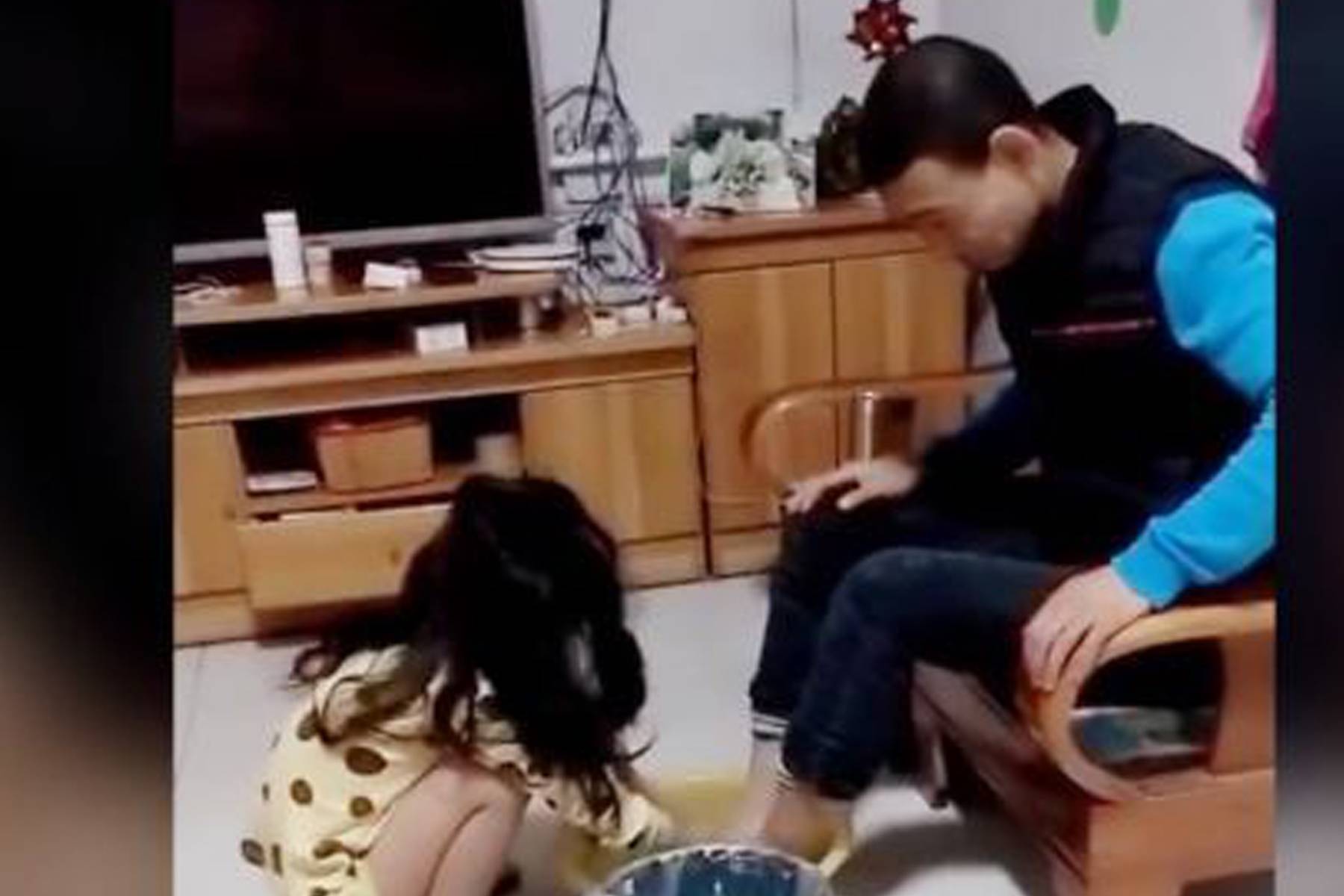 Drunk father comes home, his daughter makes him cry - 1
