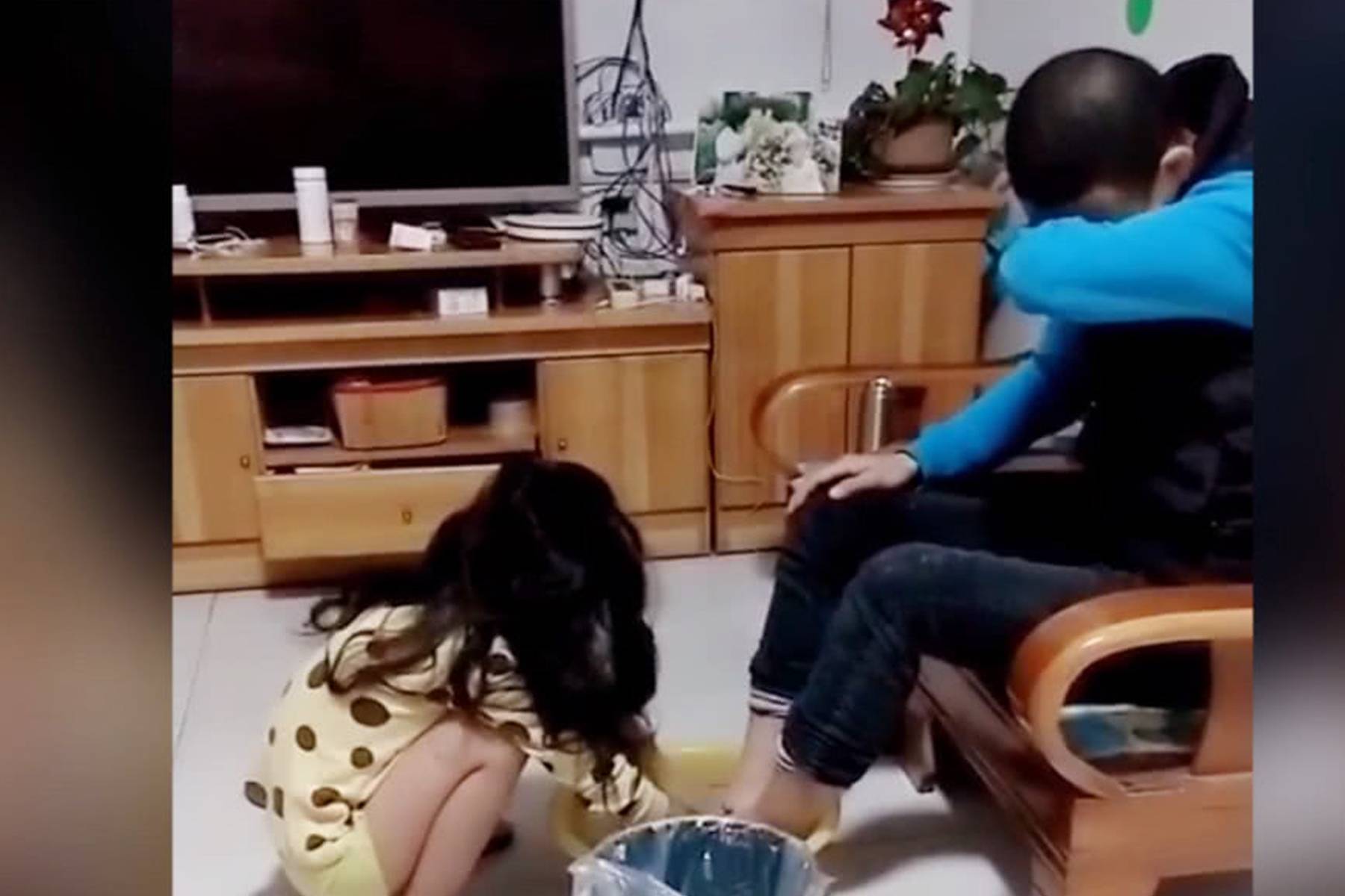 Drunk father comes home, his daughter makes him cry - 3