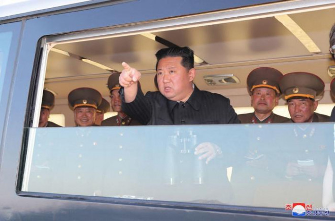 Chủ tịch Triều Tiên Kim Jong-un giám sát và chỉ đạo tại một sự kiện thử nghiệm vũ khí mới. Ảnh - KCNA