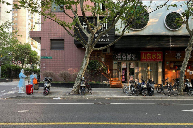 Một góc phố ở Thượng Hải ngày 21-4. Ảnh: Reuters