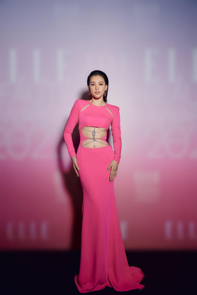 Receiving the 'Face of the Year' award for the second time, Tieu Vy showed off her hot body with a daring split skirt - 1