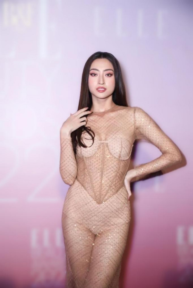Receiving the 'Face of the Year' award for the second time, Tieu Vy shows off her hot body with a daring split skirt - 8