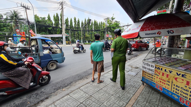 Công an có mặt tại hiện trường ghi lời khai nhân chứng, phục vụ điều tra