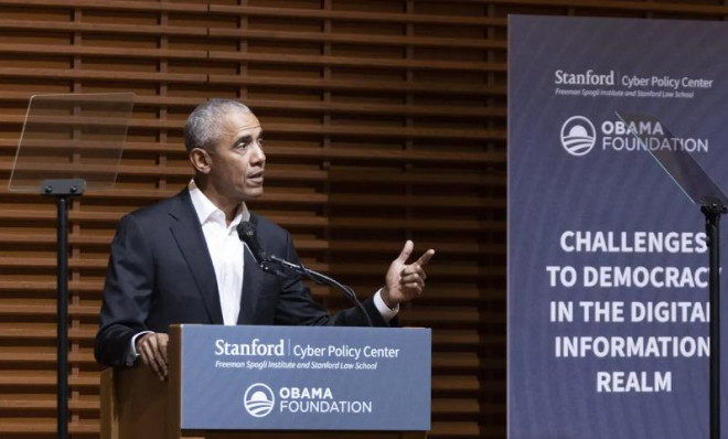 Cựu Tổng thống Mỹ Barack Obama phát biểu tại một hội thảo ở Đại học Stanford. Ảnh: Jessica Christian/AP.
