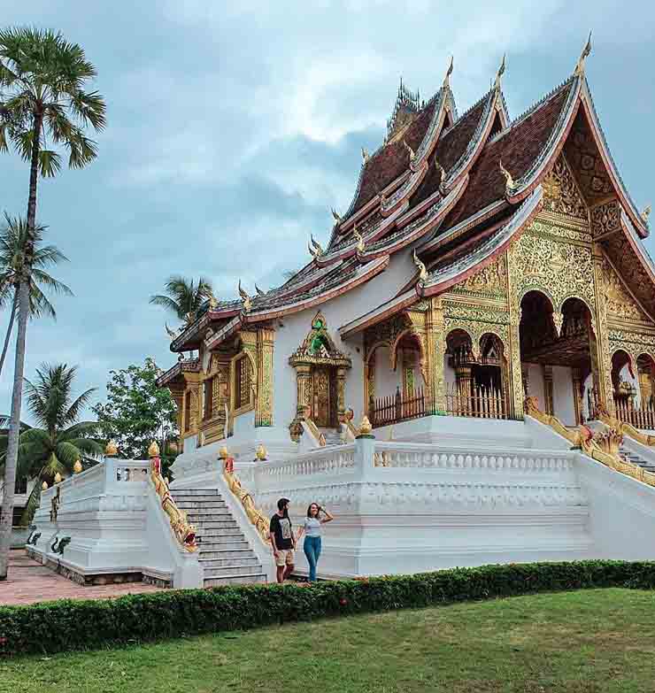 13. Du lịch đến Luang Prabang, Lào sẽ khiến du khách có cảm giác như quay ngược thời gian. Nơi này được UNESCO công nhận là di sản thế giới, khi bước qua cánh cổng, bạn sẽ cảm nhận như mình đang lạc vào một thời đại khác, cuộc sống chậm rãi, các hoạt động trên đường chủ yếu là đi bộ và đi xe đạp.
