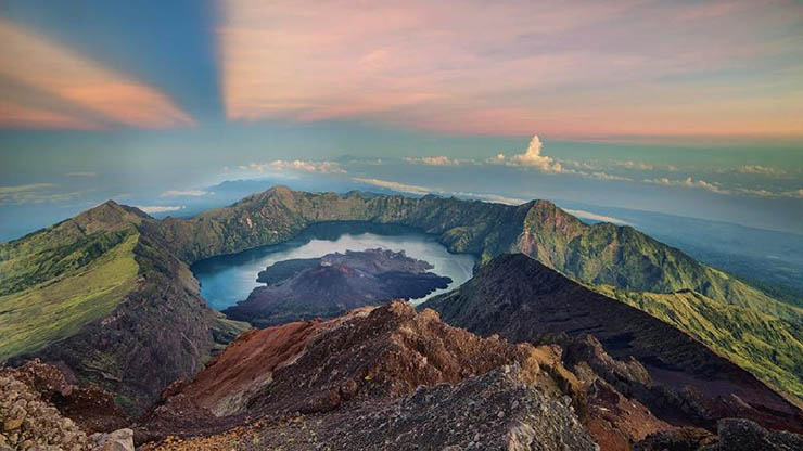 14. Núi Rinjani là một ngọn núi lửa đang hoạt động trên đảo Lombok, Indonesia.&nbsp;Những người leo núi đều ca ngợi vẻ đẹp của nơi này khi nhìn từ trên cao.
