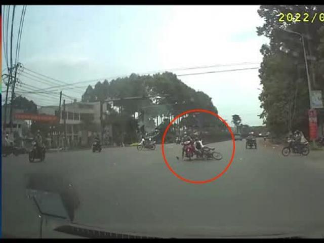 Clip: Gặp nạn vì chạy ngược chiều, 2 người đi xe máy nhận cái kết ê chề
