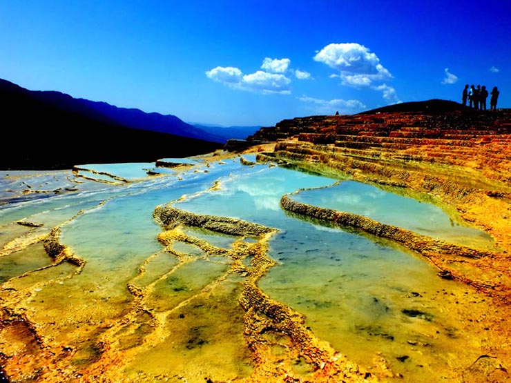 2. Các ruộng bậc thang tại Badab-e Surt ở Iran được tạo ra sau khi 2 suối nước nóng chứa đầy khoáng chất làm xói mòn đá qua hàng nghìn năm, để lại những trầm tích khiến khu vực này có hình dạng độc đáo.

Nước tích tụ trong các bậc thang, làm lắng đọng các lớp khoáng chất có màu gỉ sắt, tạo nên khung cảnh đỏ rực vào lúc hoàng hôn.
