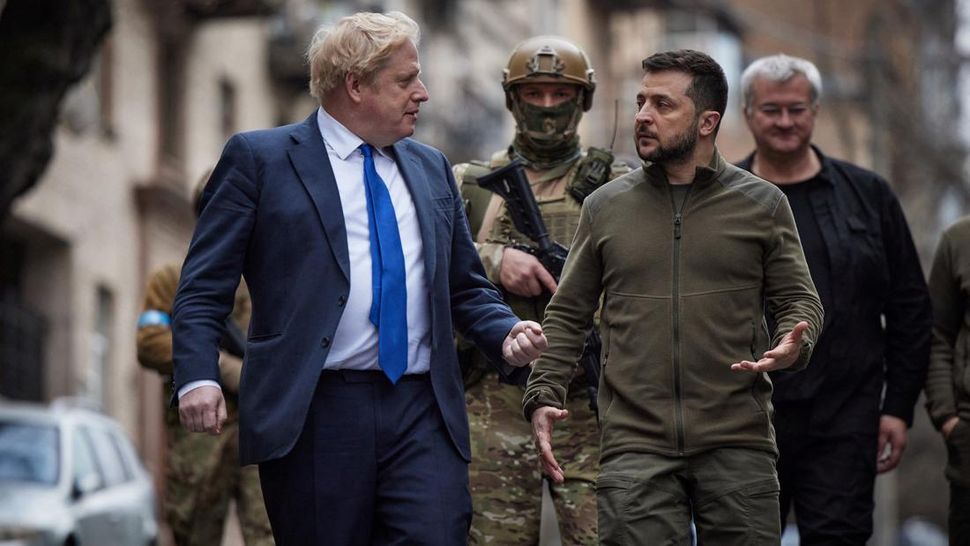 Ông&nbsp;Boris Johnson trong chuyến thăm tới Kiev hôm 9.4 (ảnh: CNN)