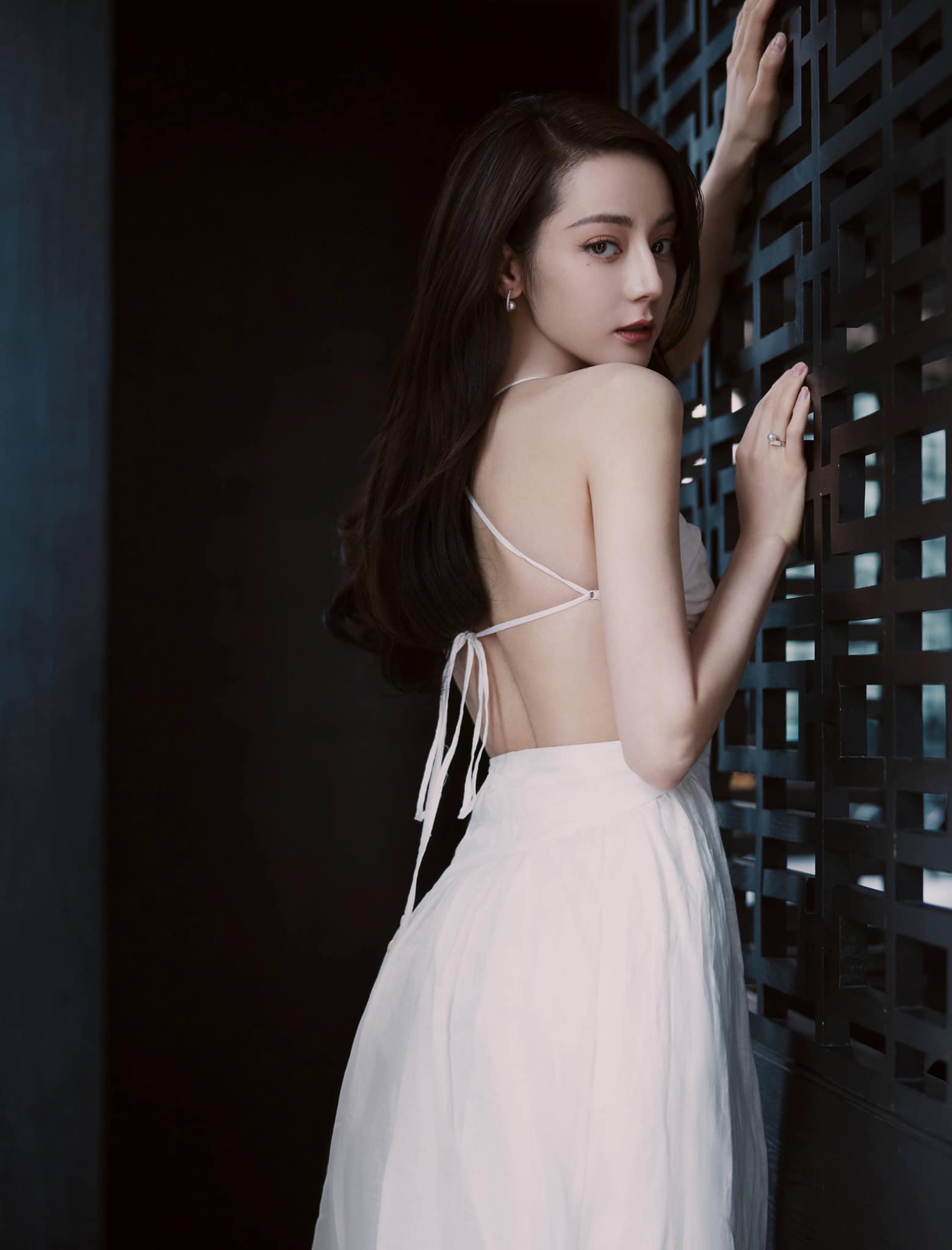 Liu Yifei causes memories with "thread skirt"  showing off her slim back - 5