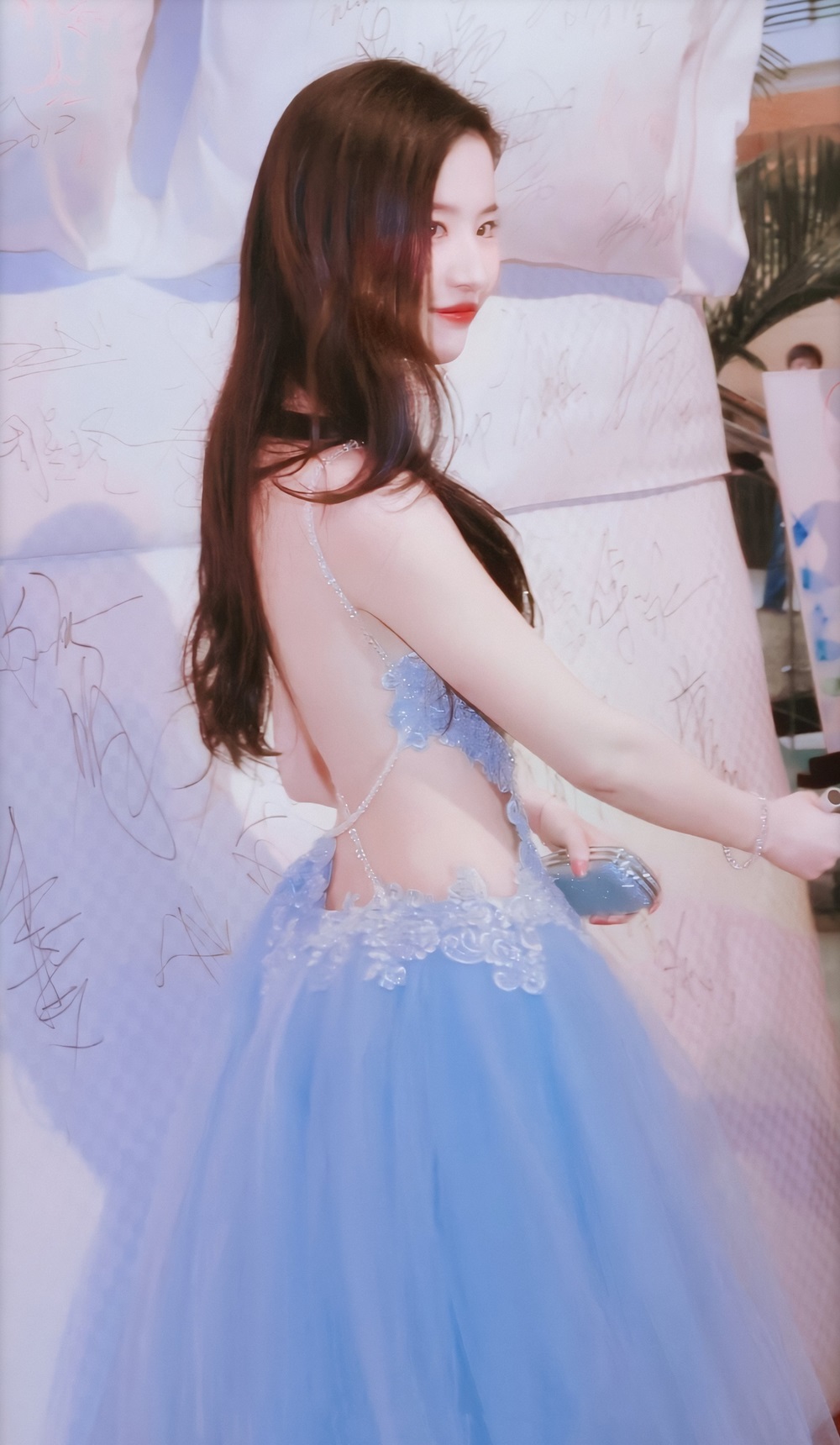 Liu Yifei causes memories with "thread skirt"  showing off her slim back - 3