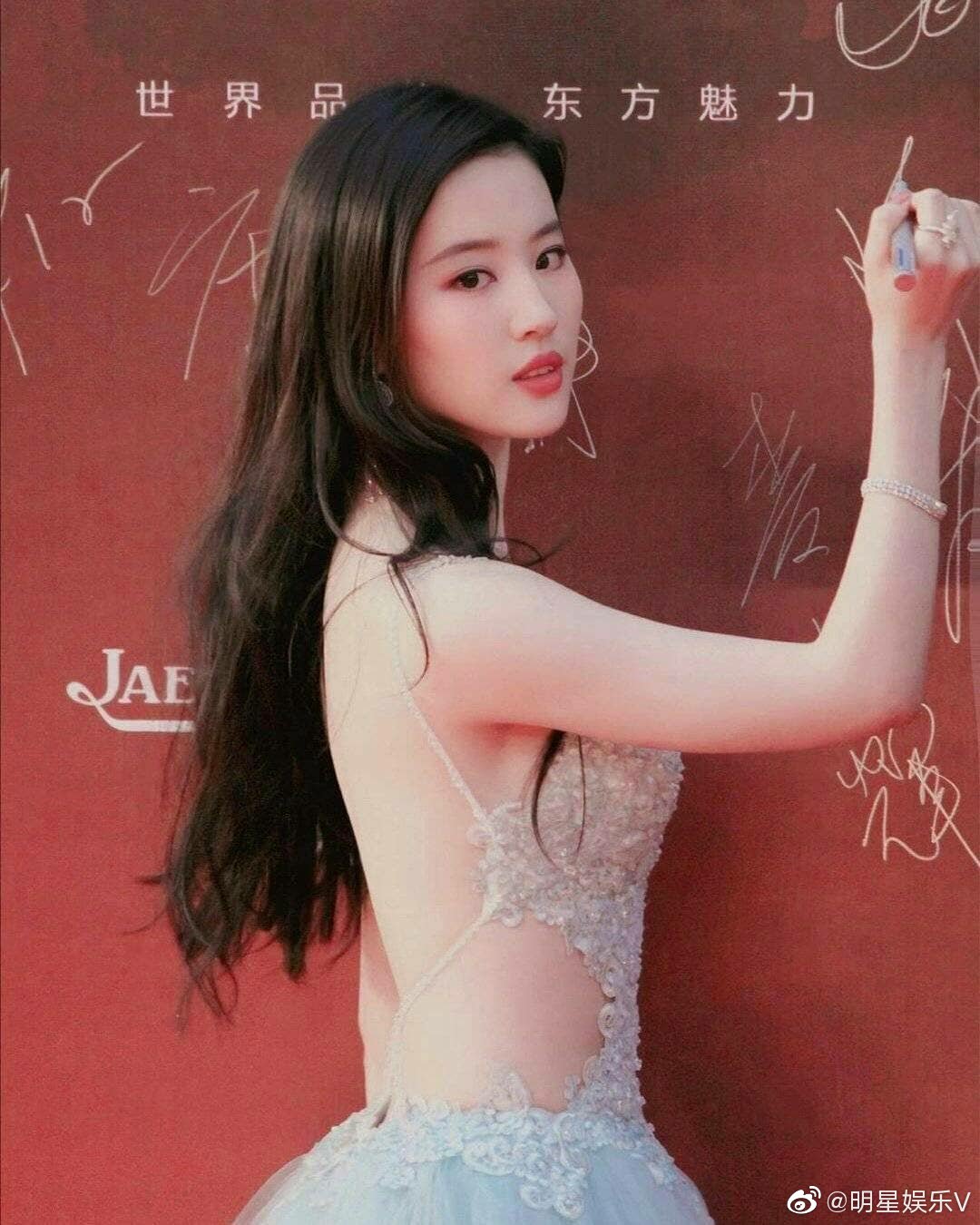 Liu Yifei causes memories with "thread skirt"  showing off her slim back - 1