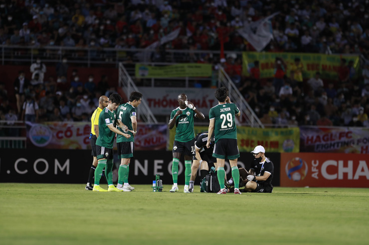 Ngôi sao CLB Jeonbuk gãy tay sau khi truy cản Hồng Duy, phải vào viện cấp cứu - 1