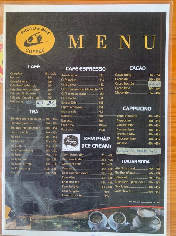 Cà phê “Phượng hoàng lửa” không được niêm yết trong menu. Chủ quán sau đó cho biết đã tự in hóa đơn để đăng lên mạng câu like.