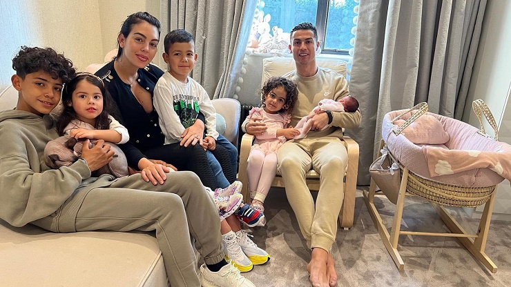Gia đình Ronaldo chào đón thành viên mới&nbsp;