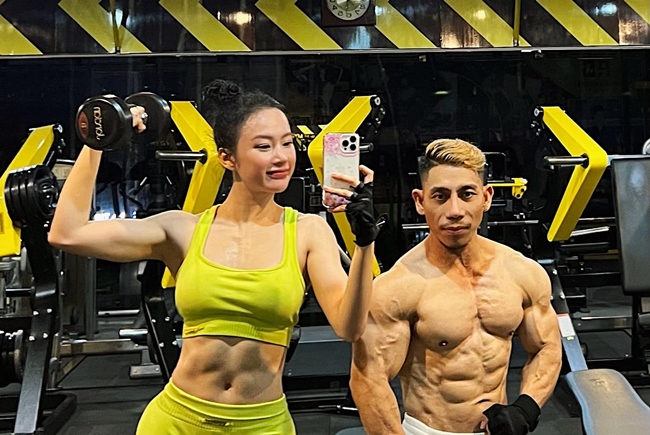 Từ nhiều năm nay, Angela Phương Trinh vẫn duy trì việc ăn chay trường, kết hợp tập gym hàng ngày cùng huấn luyện viên cá nhân Phạm Văn Mách.
