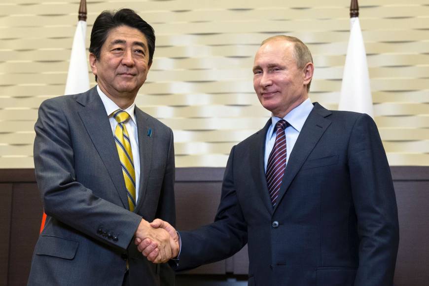 Dưới thời cựu Thủ tướng Shinzo Abe, Nhật Bản đã cố gắng dàn xếp với Nga về vấn đề tranh chấp chủ quyền&nbsp;Vùng Lãnh thổ phương Bắc. (Nga gọi là quần đảo Nam Kuril).