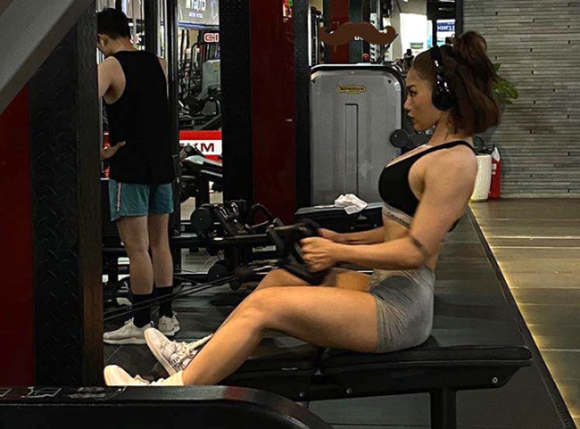 &#34;Mình quyết định đi tập gym và ăn kiêng không phải vì buồn do ai nói mình mập, xấu, thô, bự, to...cả (tuy nhiều người nói lắm và mình biết hết). Mà là mình muốn chấm dứt những ngày tháng mệt mỏi và đau bao tử đến nhập viện do giảm cân tiêu cực gây nên&#34;, giọng ca 9X từng chia sẻ.
