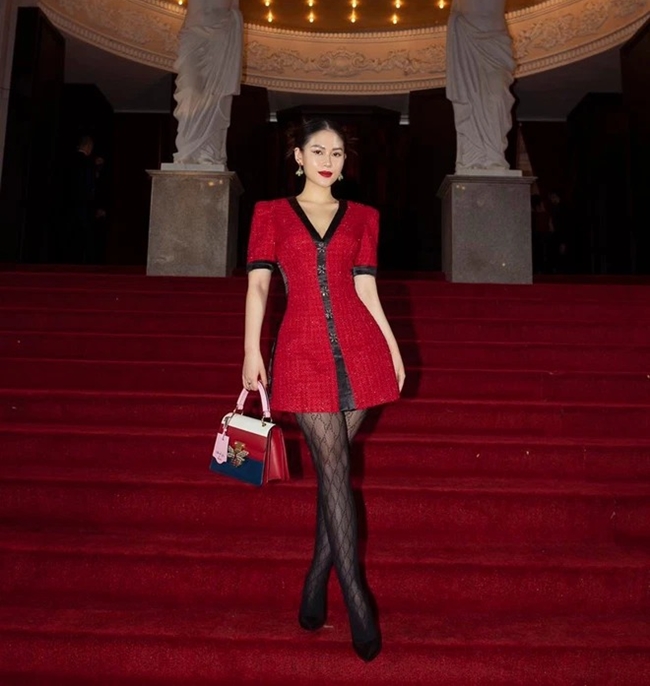 Ở bức ảnh do Ngọc Thanh Tâm đăng tải, nữ diễn viên 9X khéo léo khoe được đôi chân dài dài thon thả với bộ đầm đỏ ngắn tôn dáng.
