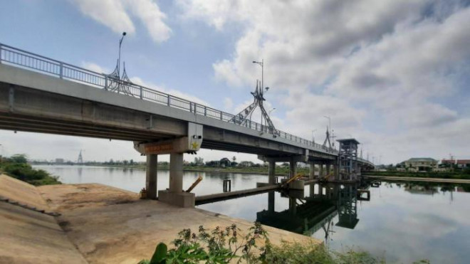 Cận cảnh công trình đập ngăn mặn kết hợp cầu giao thông 500 tỷ ở Quảng Trị - 1