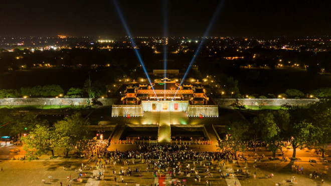 The Imperial City Night Street is open, visitors are excited to watch the changing of the guard ceremony, sing the hut song - 4