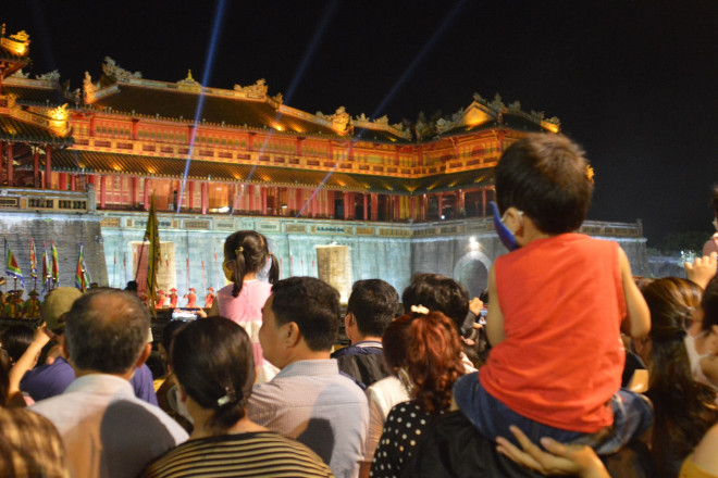 The Imperial City Night Street is open, visitors are excited to watch the changing of the guard ceremony, singing the hut song - 6