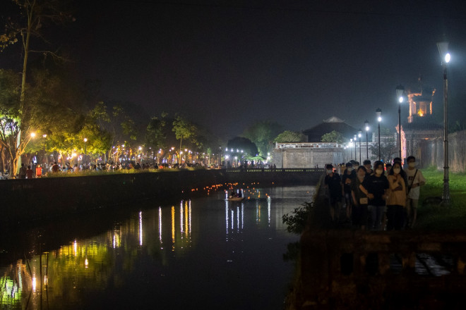 The Imperial City Night Street is open, visitors are excited to watch the changing of the guard ceremony, singing the hut song - 8