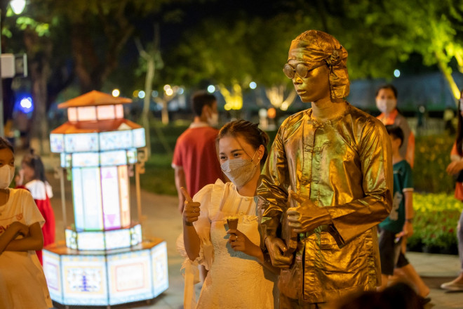 The Imperial City Night Street is open, visitors are excited to watch the changing of the guard ceremony, singing the hut - 7