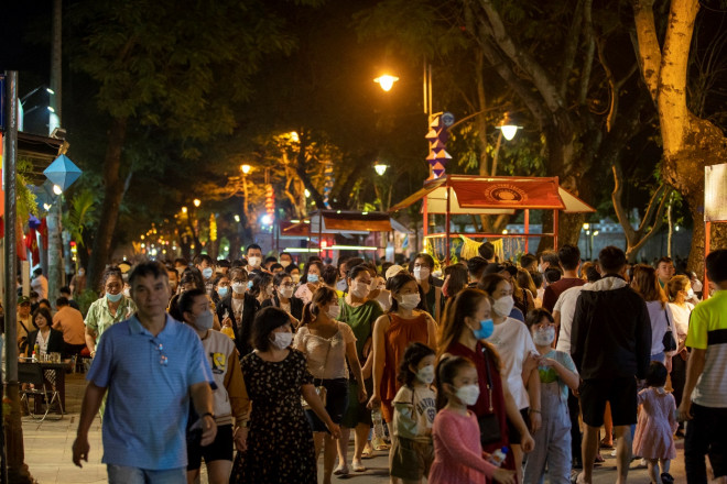 Imperial City Night Street is open, visitors are excited to watch the changing of the guard ceremony, singing the hut - 10