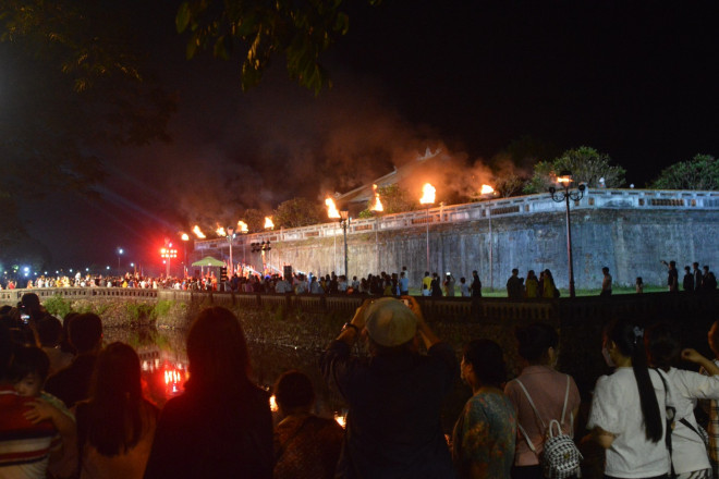 The Imperial City Night Street is open, visitors are excited to watch the changing of the guard ceremony, singing the hut - 13