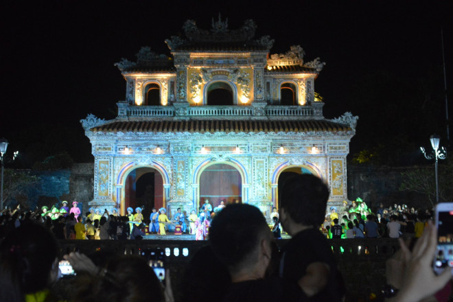 The Imperial City Night Street is open, visitors are excited to watch the changing of the guard ceremony, singing the hut - 12