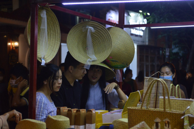 The Imperial City Night Street is open, visitors are excited to watch the changing of the guard ceremony, singing the hut - 11