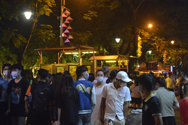 The Imperial City Night Street is open, visitors are excited to watch the changing of the guard ceremony, sing the hut song - 17