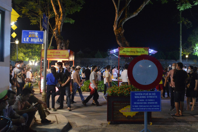 The Imperial City Night Street is open, visitors are excited to watch the changing of the guard ceremony, singing the hut - 19