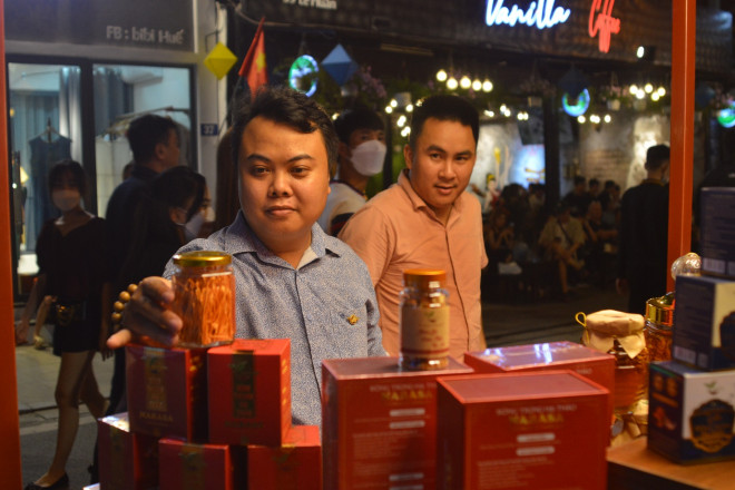 The Imperial City Night Street is open, visitors are excited to watch the changing of the guard ceremony, singing the hut - 18