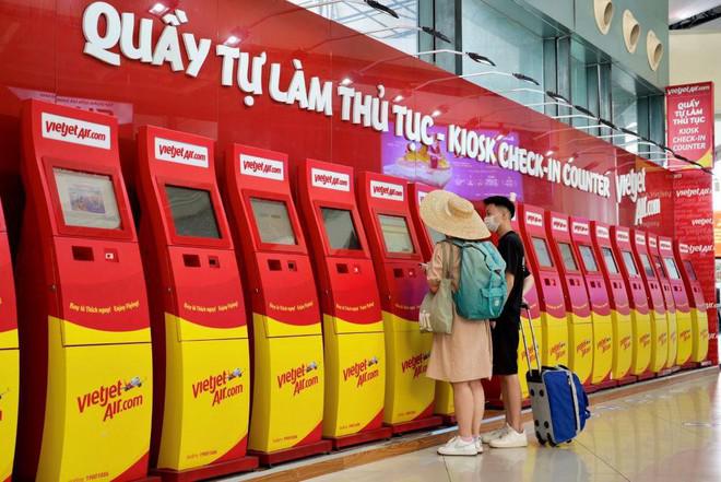 Khách nên đến sớm từ 2-3 tiếng trước chuyến bay và nên tự check-in trên các kios tự động