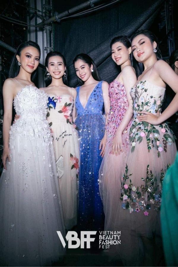 Nam Em cùng các thí sinh khác trong Miss World Vietnam 2022