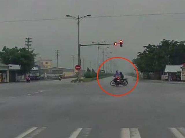 Clip: Lao xe máy vun vút vượt đèn đỏ, tài xế gặp nạn nằm gục tại chỗ